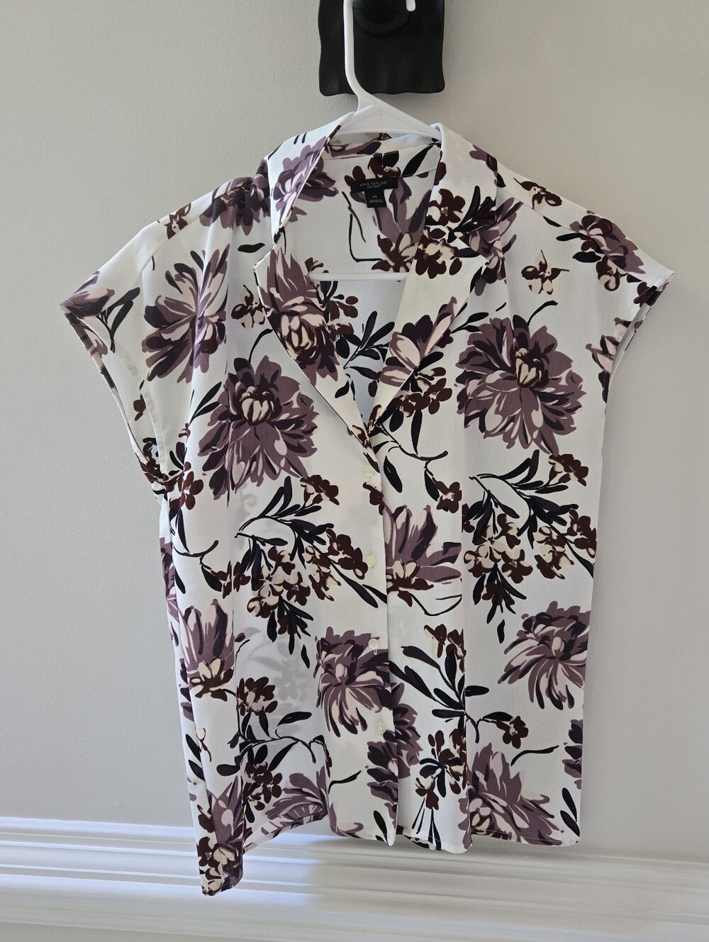 Ann Taylor Factory White Purple Floral short sleeve button down shirt Size XS